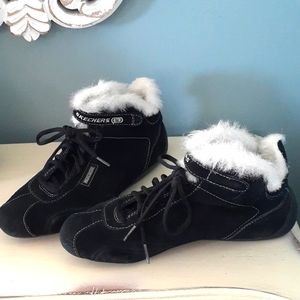 Black suede Skechers lace-up booties with furry trim 🍀